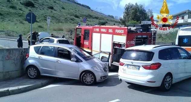 Scontro tra due auto, due i feriti: una persona estratta dalle lamiere