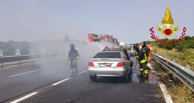 Auto in fiamme sulla Ss 131: conducente illeso