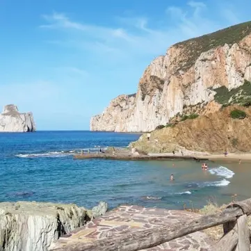 La meravigliosa spiaggia di Masua, perla della costa sud-occidentale della Sardegna