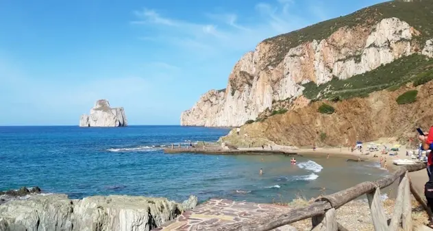 Iglesias, la spiaggia di Masua: tra mare, miniere e sua altezza Pan di Zucchero