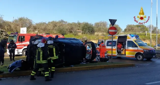 Paura alla rotatoria: perde il controllo dell'auto e si ribalta su un lato