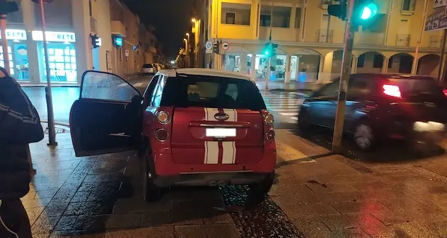 Tampona violentemente una minicar e poi scappa, l’appello: Aiutateci a rintracciarlo