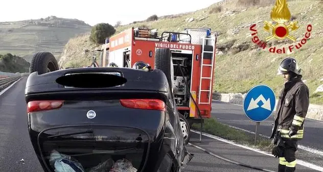 Auto si ribalta lungo la statale 131: ferito un 23enne