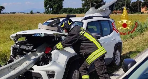 Auto trapassata da guardrail, uomo vivo per miracolo