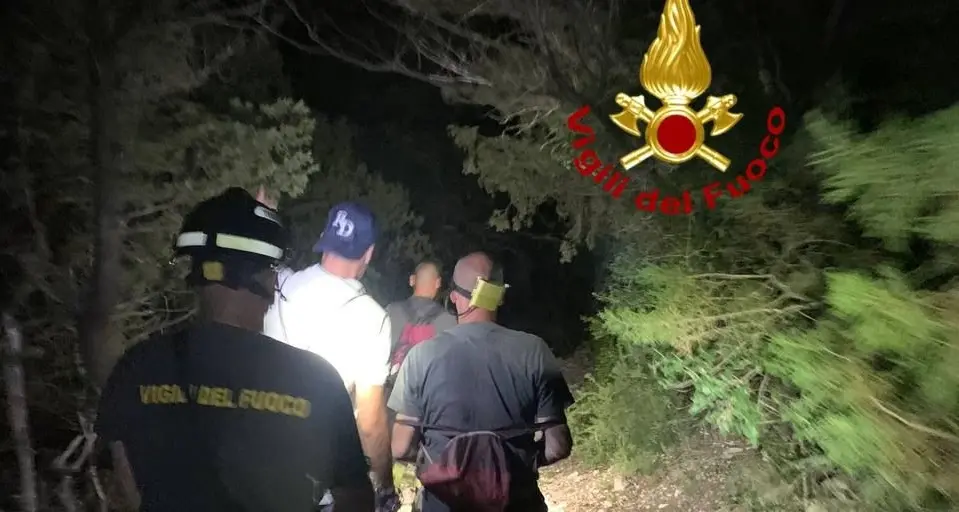 Turista disperso nella notte sul sentiero per Cala Fuili, salvato dai Vigili del fuoco