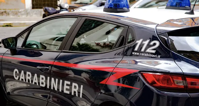 Cremona: si presenta in caserma carabinieri con un machete, 46enne denunciato