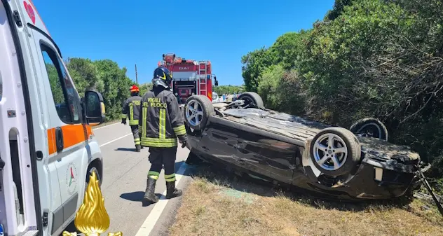 Esce di strada con l’auto e si ribalta sulla Bassacutena-Palau: un ferito