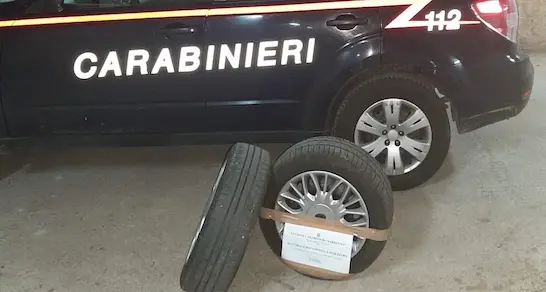 Ladro di pneumatici e ricettatore identificati dai carabinieri: scattano le denunce