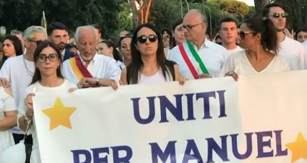 Incidente Casal Palocco, fiaccolata per il piccolo Manuel: 4mila persone in bianco