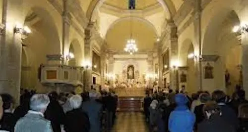 Fedeli in processione per allontanare il Coronavirus dal paese