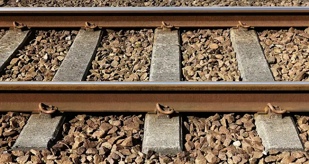 Sbalzato dal treno attraverso il finestrino in frantumi: giallo nei binari di Campoleone