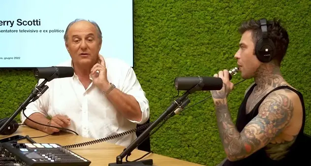 Gerry Scotti punge Muschio Selvaggio, Fedez risponde