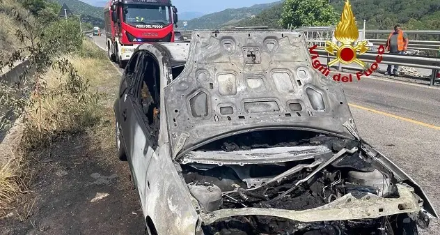 Nuoro. L'auto prende fuoco in galleria, il conducente riesce a salvarsi