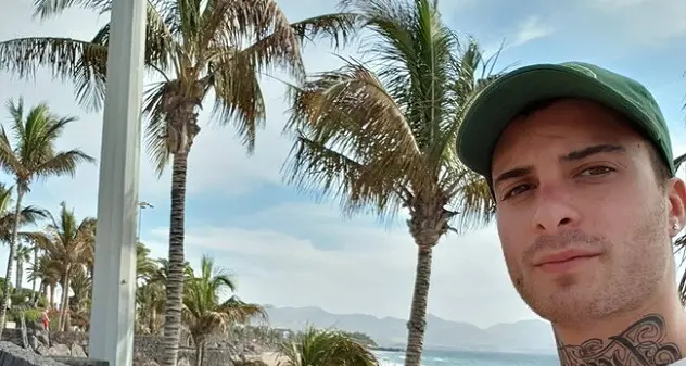 Giovane italiano muore in spiaggia a Tenerife, ma il padre lo scopre solo dopo una settimana