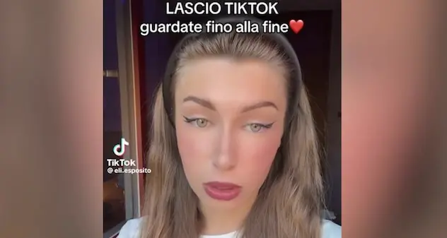 La prof di “corsivo” Elisa Esposito lascia TikTok: “Miei video bannati, ho attacchi di pianto e rabbia”