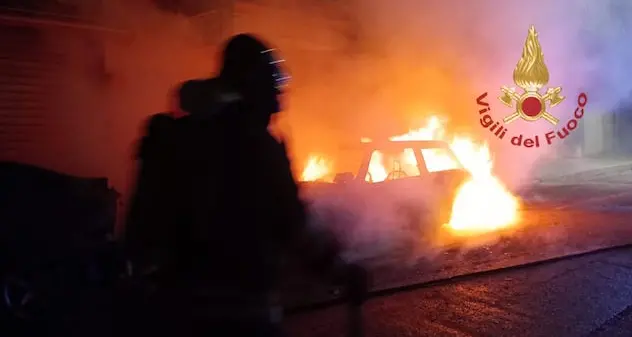 Cagliari. Rogo nella notte distrugge due auto