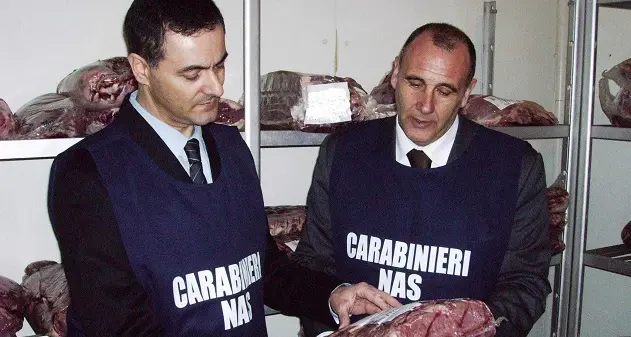 Pessime condizioni igieniche e centinaia di kg di alimenti sequestrati in due locali di Cagliari