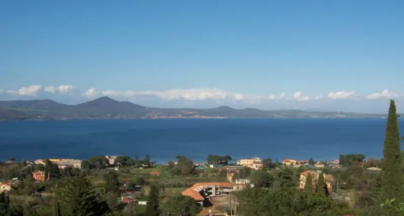 Roma, si tuffa da pedalò: disperso 19enne nel lago di Bracciano