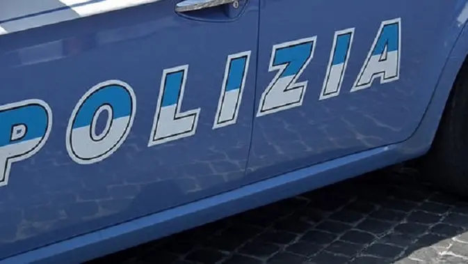 Turista derubata, Polizia l'accompagna in stazione dopo la denuncia e la rapinano di nuovo