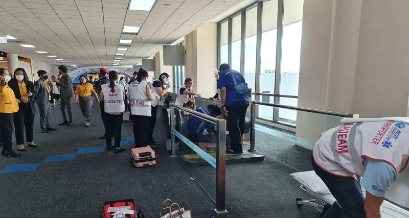 Bangkok, tragedia in aeroporto: incastrata nel tapis roulant, donna perde una gamba