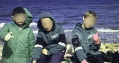 Scuole chiuse? I bambini ripuliscono la spiaggia del paese