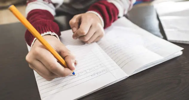 È sardo il bimbo che ha scritto la filastrocca sul Coronavirus. S’intiltola Etciù: “Basta uno starnuto e tutti scappan via”