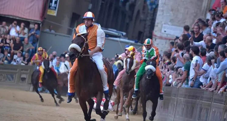 Palio di Siena 2023, oggi 2 luglio la sfida in piazza del Campo: dove vederla in tv