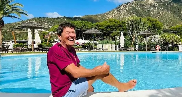 Gianni Morandi, vacanze in Sardegna: sorrisi e relax a Villasimius