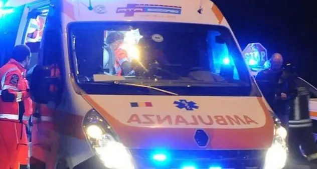 Rimprovera alcuni ragazzi per il troppo chiasso: loro le rompono un braccio