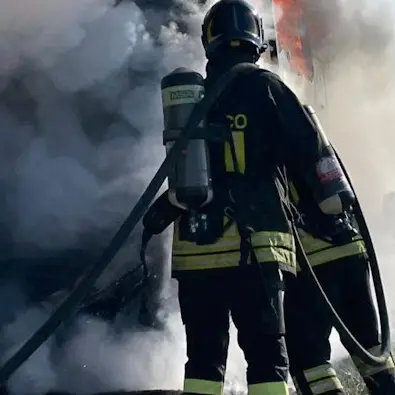 Incendio fra Cardedu e Bari Sardo: vigile del fuoco ferito durante l'intervento