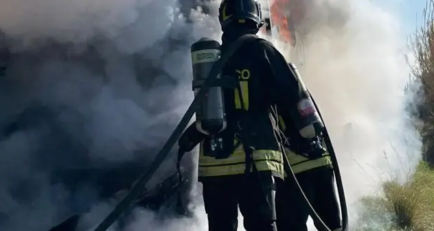 Nuoro, auto in fiamme sulla 131 Dcn: strada chiusa poi riaperta