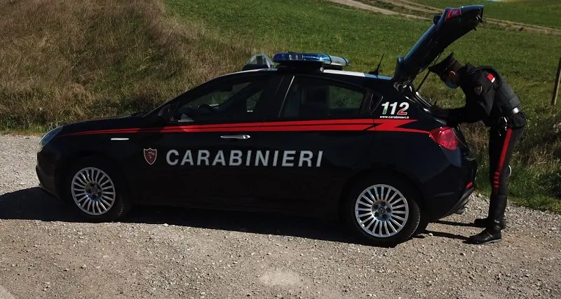 Lunamatrona, pietra contro un'auto: spaccato il finestrino, 22enne in codice giallo