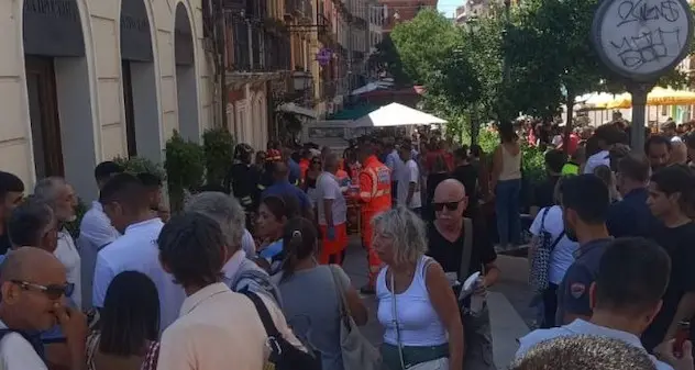 Furgone su tavolini a Cagliari, i feriti sono turisti