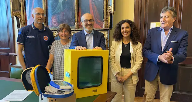 Cagliari. Consegnati 32 nuovi defibrillatori a scuole e chioschi del Poetto