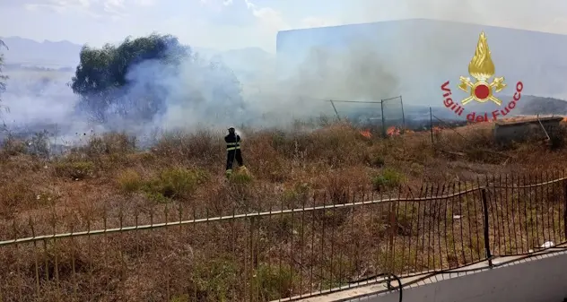 Cagliari, vasto incendio di vegetazione in viale Monastir