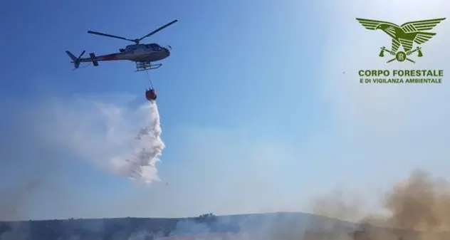 Oggi 10 incendi in Sardegna: elicottero in azione sulle campagne di Villasor