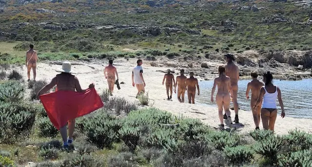 Nudi in spiaggia in Sardegna: “Il nudismo è libertà da barriere e pregiudizi” L’intervista