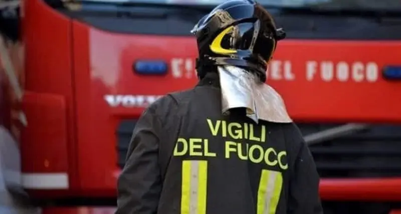 Vasto rogo a Decimoputzu, interviene l'elicottero: Vigile del fuoco intossicato