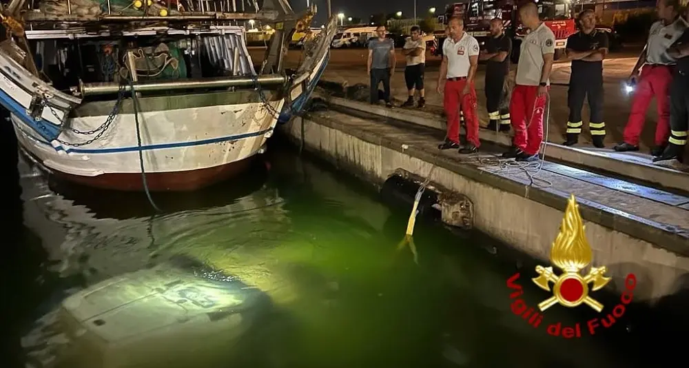 Bizzarro incidente a Cagliari: furgone fa un tuffo nelle acque del porto