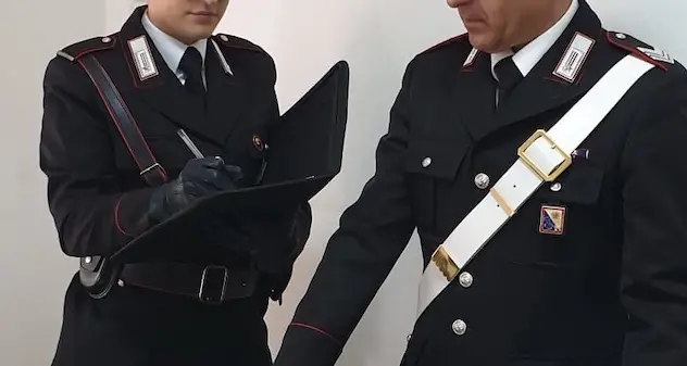 Nascosto in un sacco e in buone condizioni: i carabinieri trovano un’arma con matricola abrasa