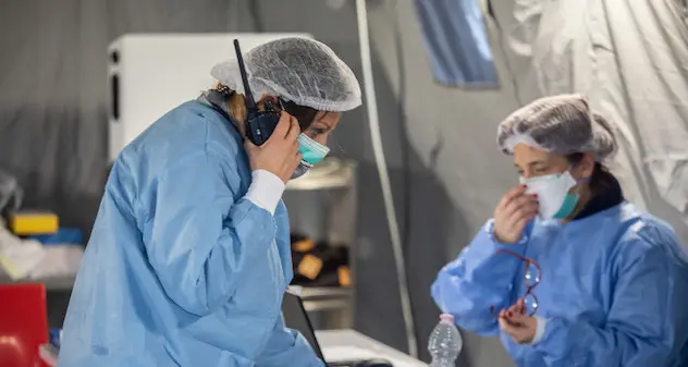 È in fila per il tampone, stanco di aspettare sputa a medico e infermiera