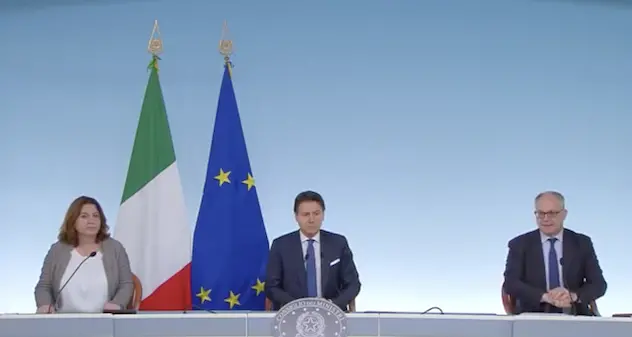 Conte: “Stanziati 25 miliardi. Nessuno perderà il lavoro per il Coronavirus”