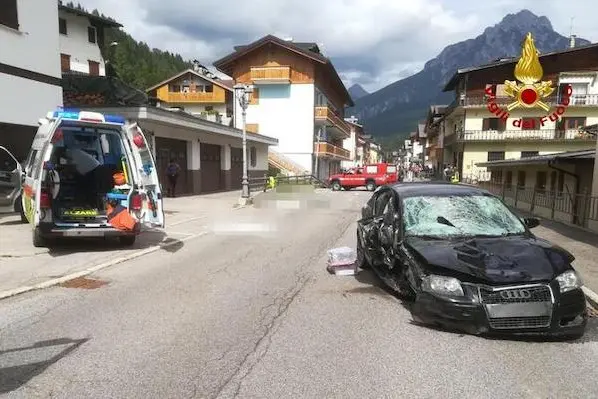 Il luogo dell\\'incidente avvenuto nel pomeriggio a Santo Stefano di Cadore, nel Bellunese, 06 luglio 2023. C\\'\\u00CB una terza vittima nell\\'incidente, in cui un\\'auto ha centrato in pieno una famigliola in passeggiata. Oltre al pap\\u2021 e alla nonna \\u00CB morto all\\'ospedale di Belluno un bimbo di 2 anni che si trovava sul passeggino condotto dalla madre.\\nANSA/ VIGILI DEL FUOCO\\n+++ ANSA PROVIDES ACCESS TO THIS HANDOUT PHOTO TO BE USED SOLELY TO ILLUSTRATE NEWS REPORTING OR COMMENTARY ON THE FACTS OR EVENTS DEPICTED IN THIS IMAGE; NO ARCHIVING; NO LICENSING +++