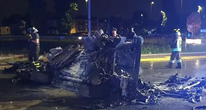 Incidente a Limbiate, suv sbanda si ribalta e prende fuoco: morto 22enne