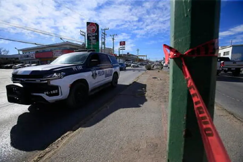 epa10391291 State police guard the area where there was a confrontation between armed forces and suspected criminals, in Juarez City, Chihuahua state, Mexico, 05 January 2023. Mexican authorities reported the death of criminal leader Ernesto Alberto Pion alias \\'El Neto\\', whose escape caused a riot that left 17 dead and more than twenty inmates on the run on 01 January at a prison in Juarez City.  EPA/Luis Torres