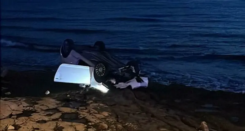 Bari, incidente sul lungomare San Giorgio: auto si cappotta e finisce sugli scogli