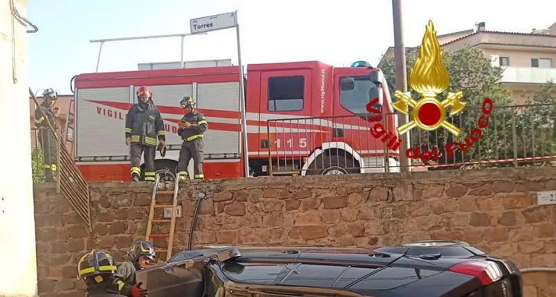 Incidente a Nuoro: auto sfonda ringhiera e vola giù da un muretto