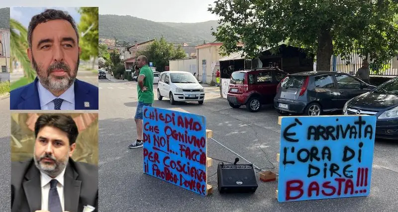 Sorgono. Chiusura del reparto di medicina per ferie. Si incatena davanti all’ospedale: “Basta, aspetto Solinas e Doria”