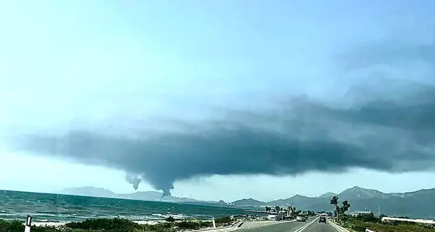 Colonna di fumo nero nella zona dello stabilimento Saras