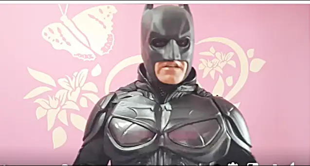 Batman spiega ai bambini come prevenire il Coronavirus: il video di Salvatore 'Super Eroe' Monni